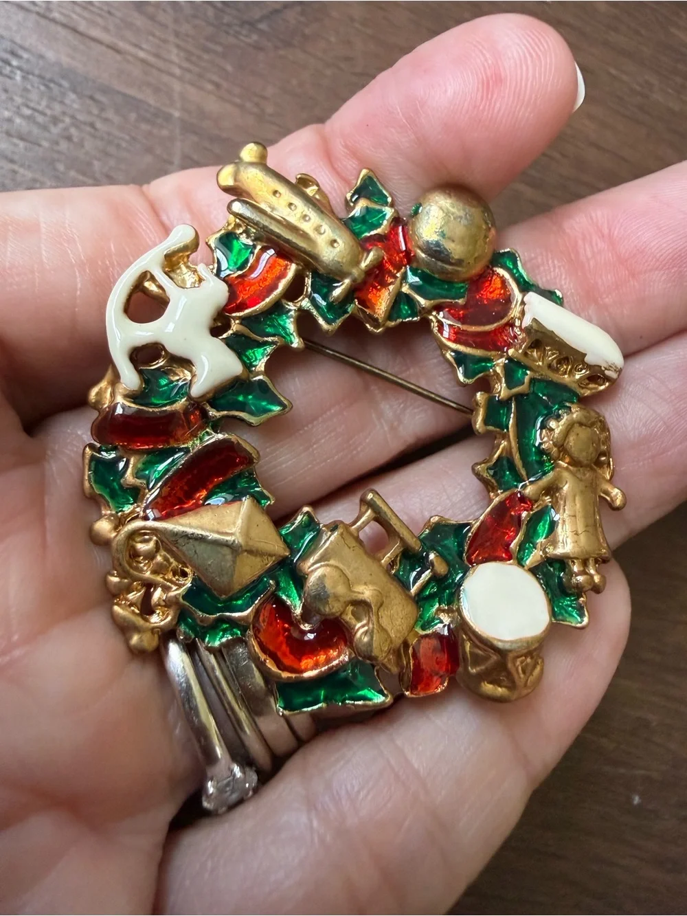 2010 Avon Collectible Christmas Holiday Wreath Pin Brooch Gold Tone Red Green